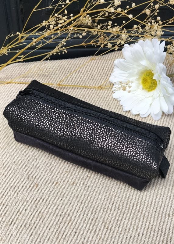 Camille Guiraud Accessoires trousse grainé noir doré alcantara