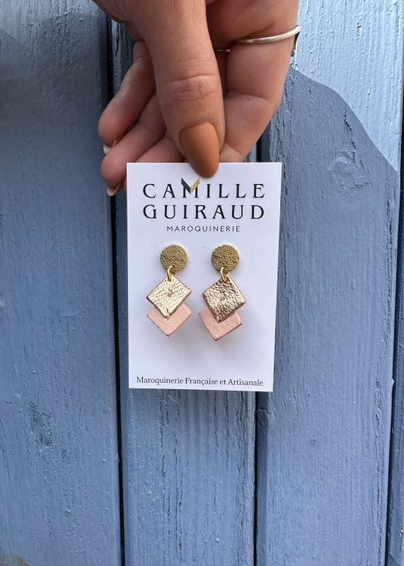 Camille Guiraud boucles rondes rose métallisé pastel cuir