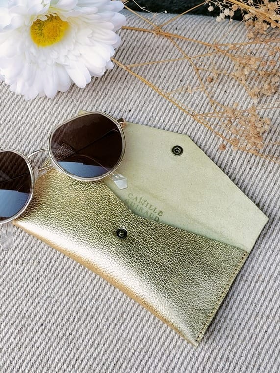Camille Guiraud Étui lunettes enveloppe doré cuir veau