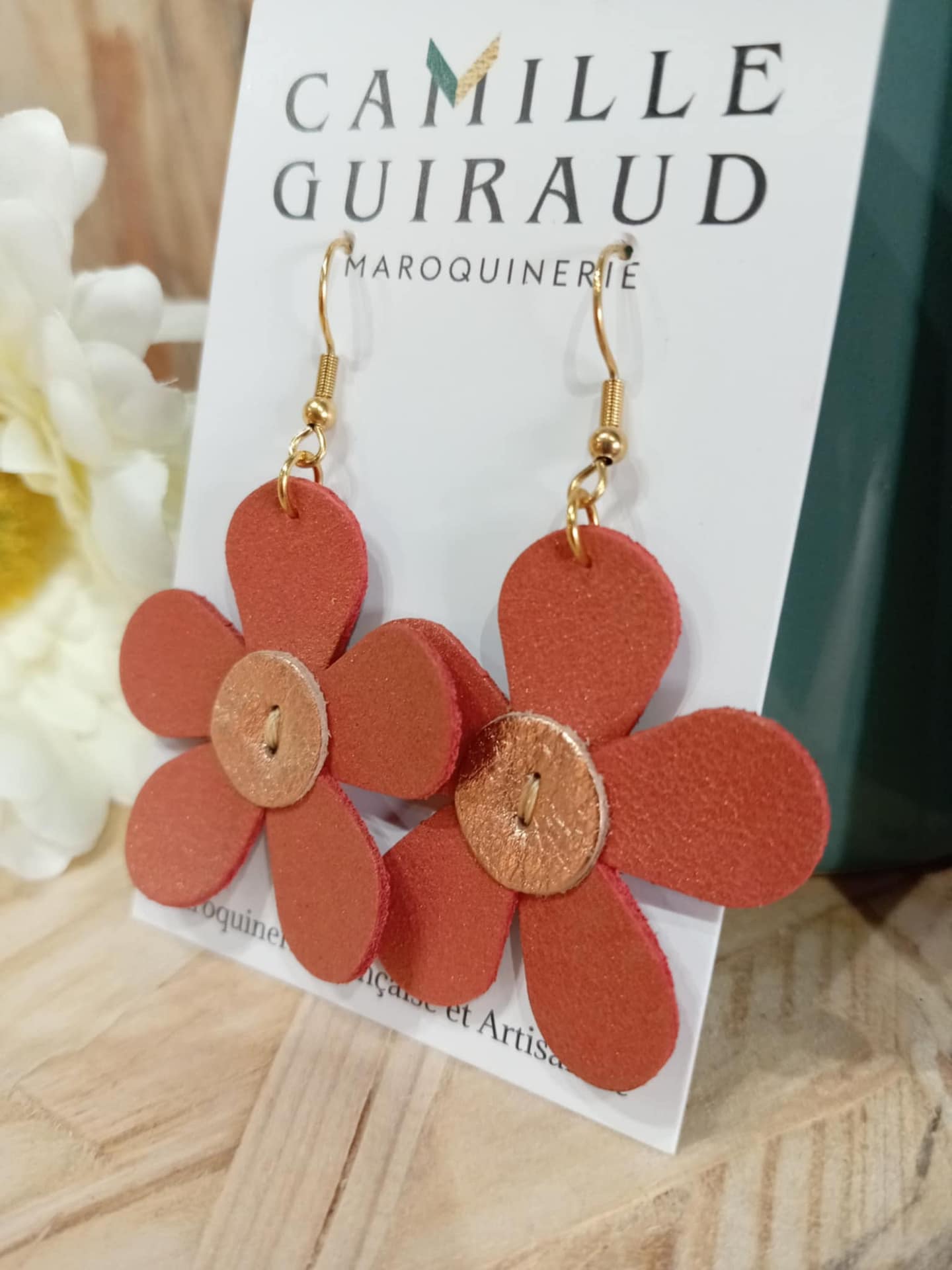 Camille Guiraud boucles marguerite orange paillettes cuir