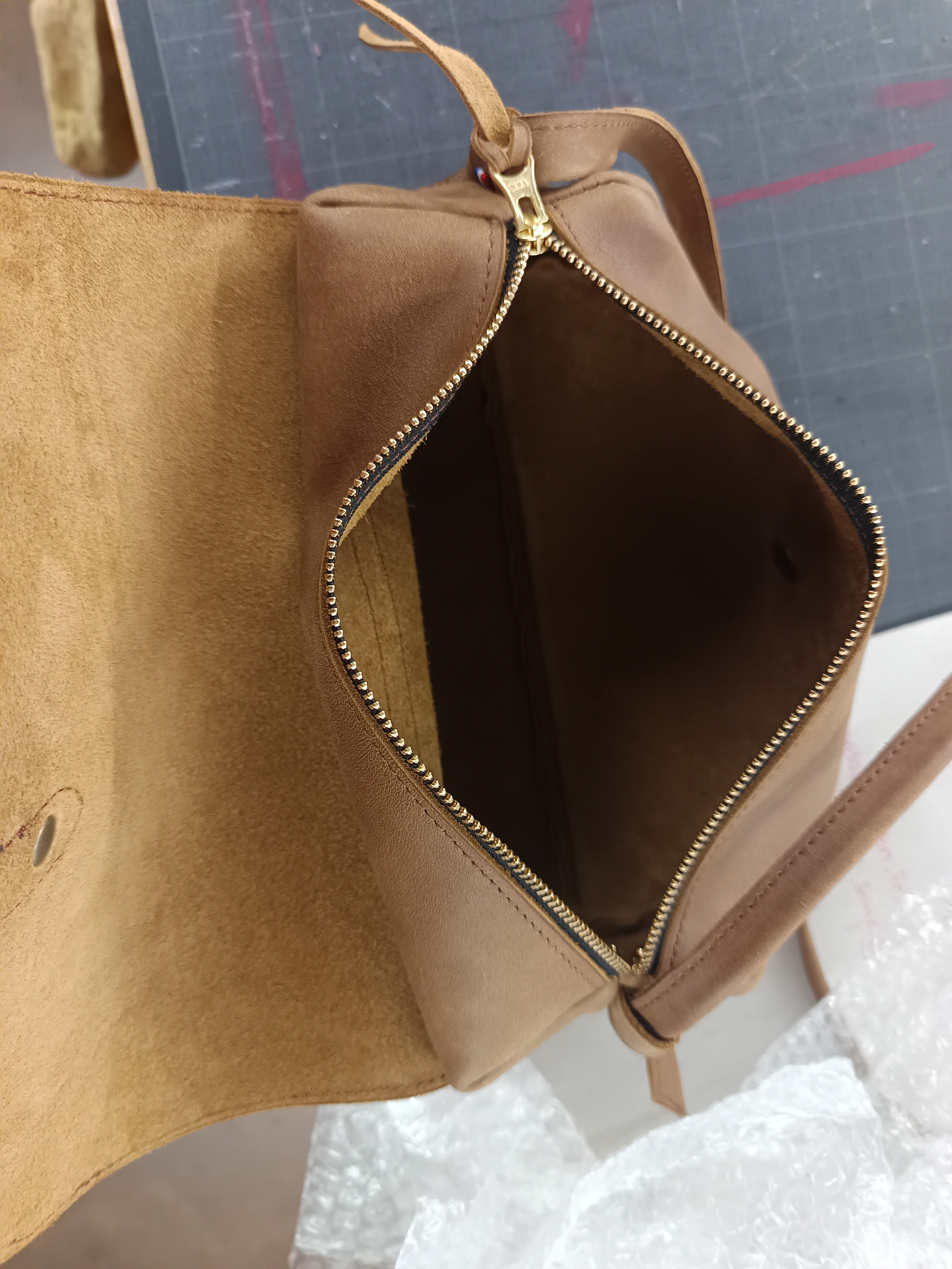 Fleur d’Orage La Ficelle sac à main cuir camel végétal
