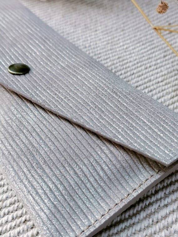 Camille Guiraud Étui lunettes enveloppe gris irisé cuir