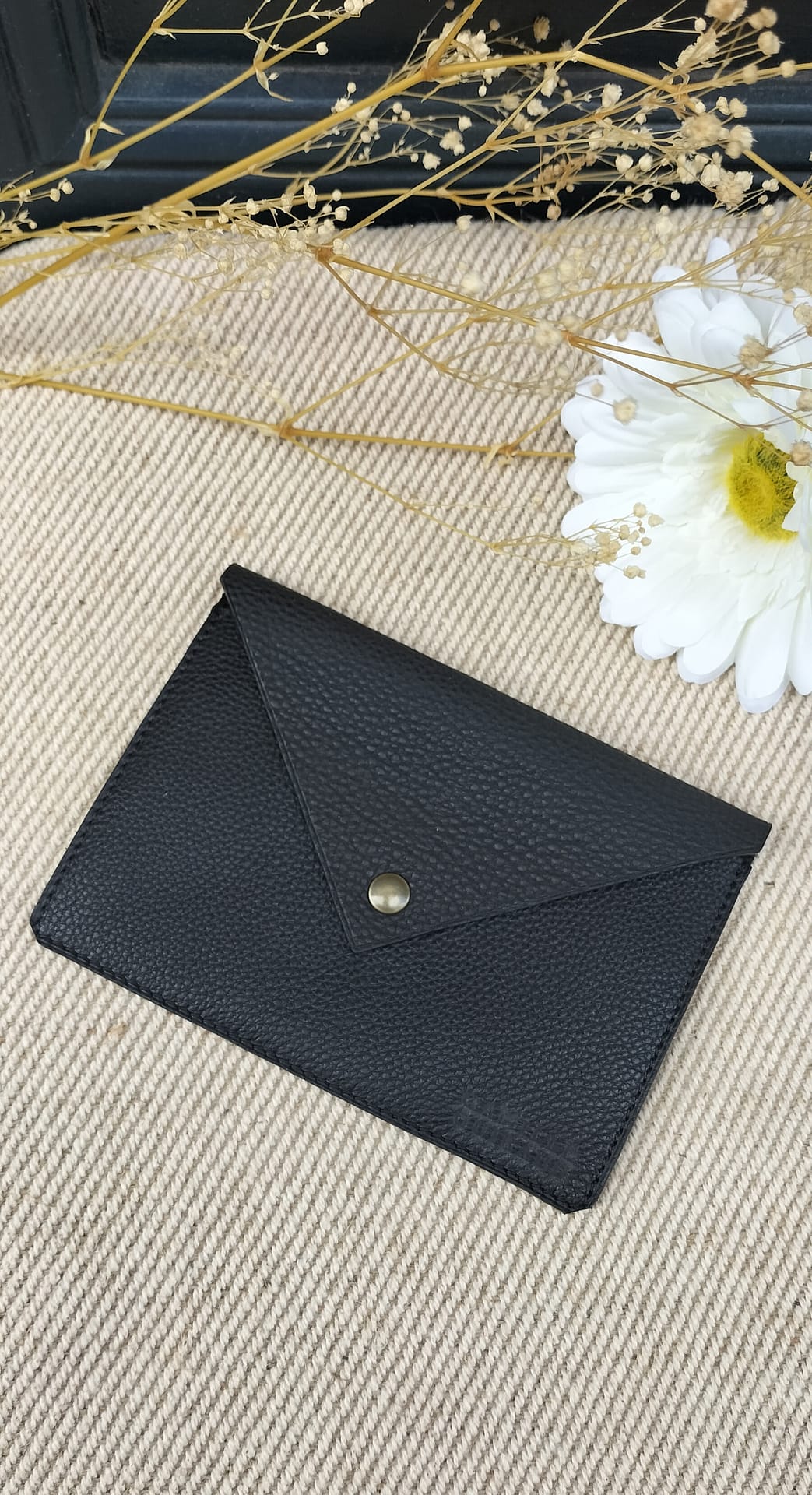Camille Guiraud porte-carte grise enveloppe noir cuir