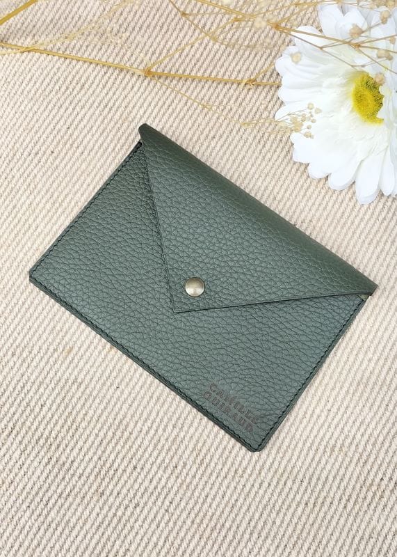 Camille Guiraud Porte-carte grise enveloppe vert kaki cuir