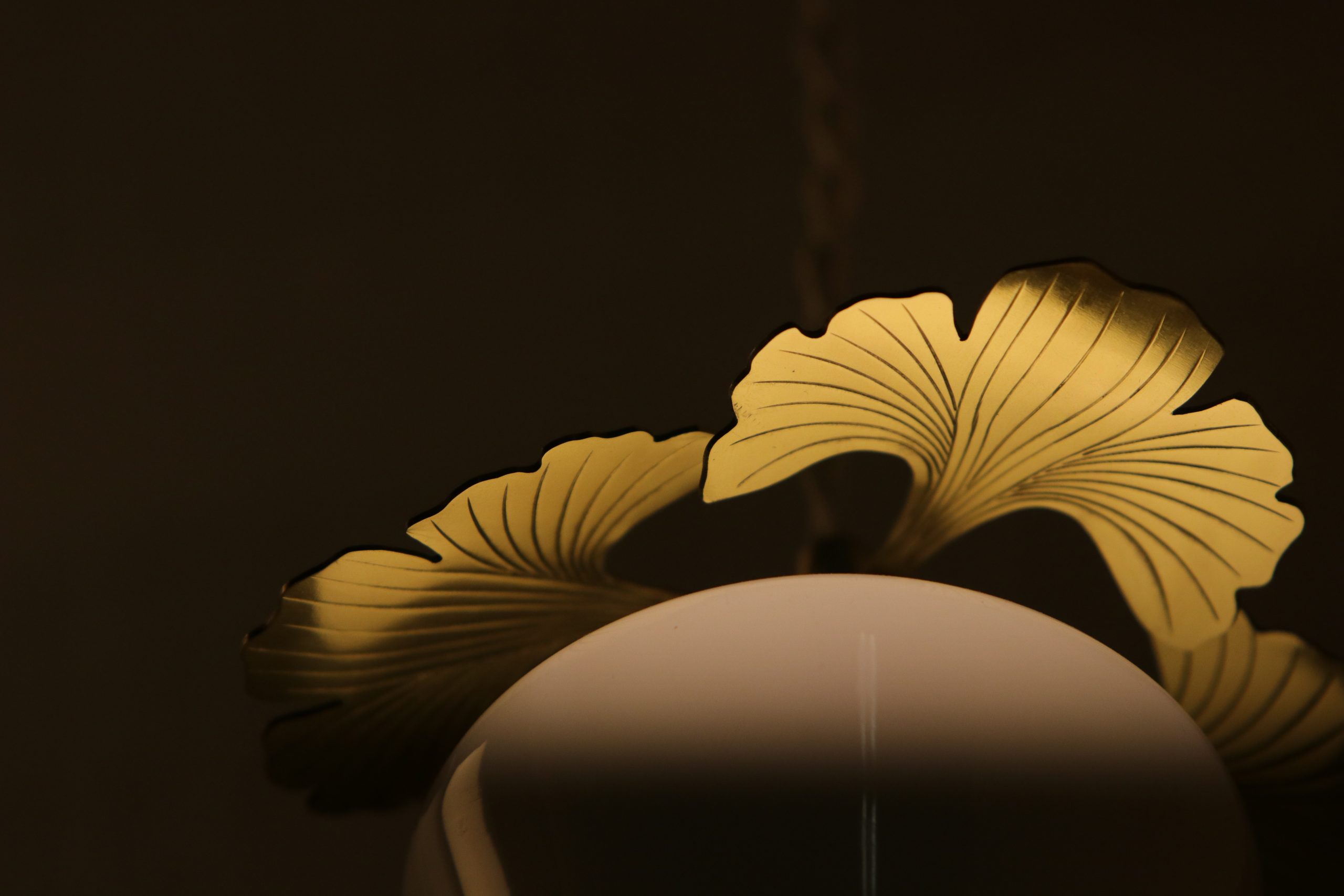 KIM JUDE Botanica Biloba suspension lumineuse laiton LED