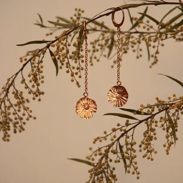 KIM JUDE Mini Nymphéas boucles d'oreilles dorées perles