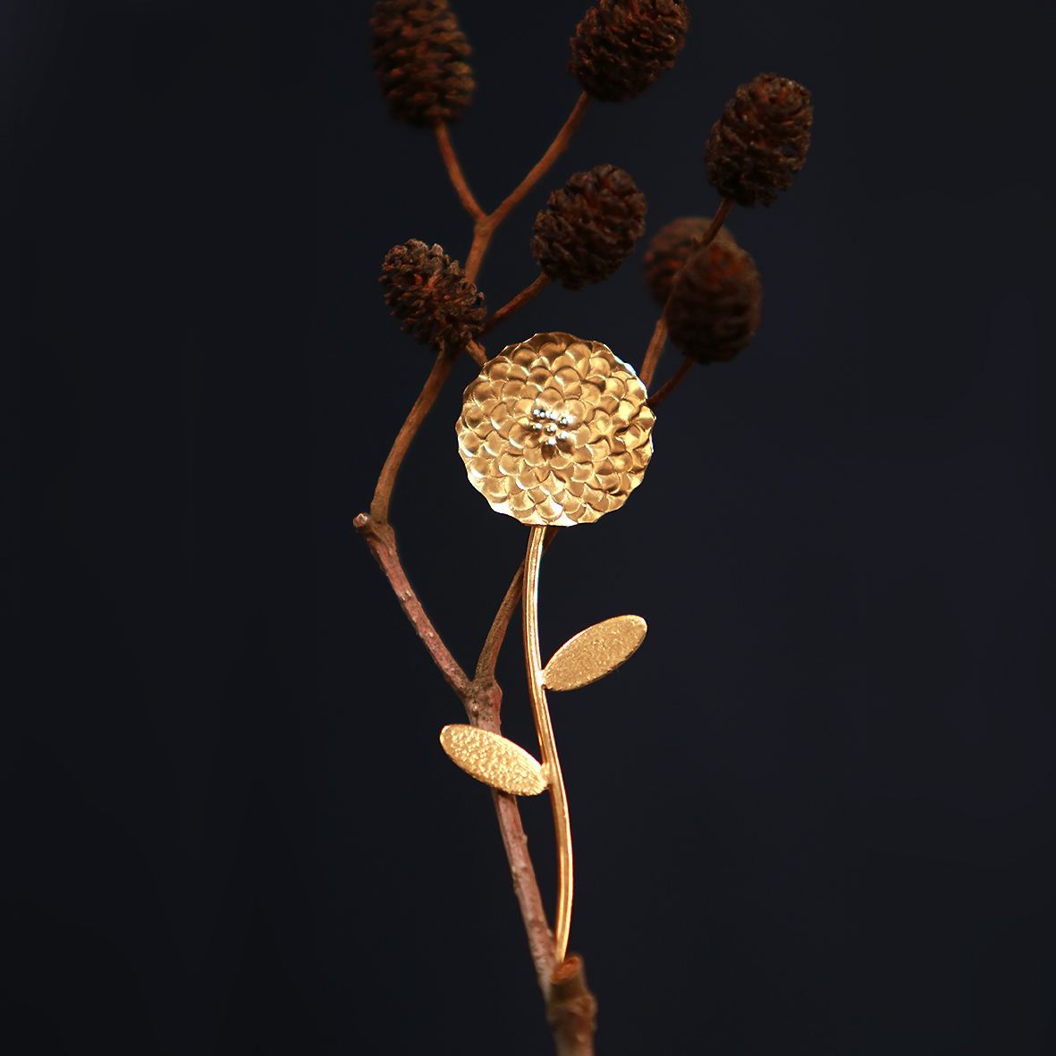 KIM JUDE Dahlia pin's broche fantaisie légère