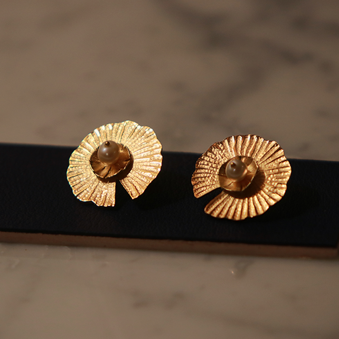 KIM JUDE Grandes Nymphéas boucles dorées perles